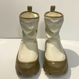 UGG White Classic Brellah Mini Size 8. NWOT